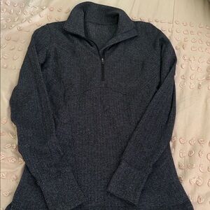 Lululemon 1/2 zip pullover size 6 GREAT CONDITION